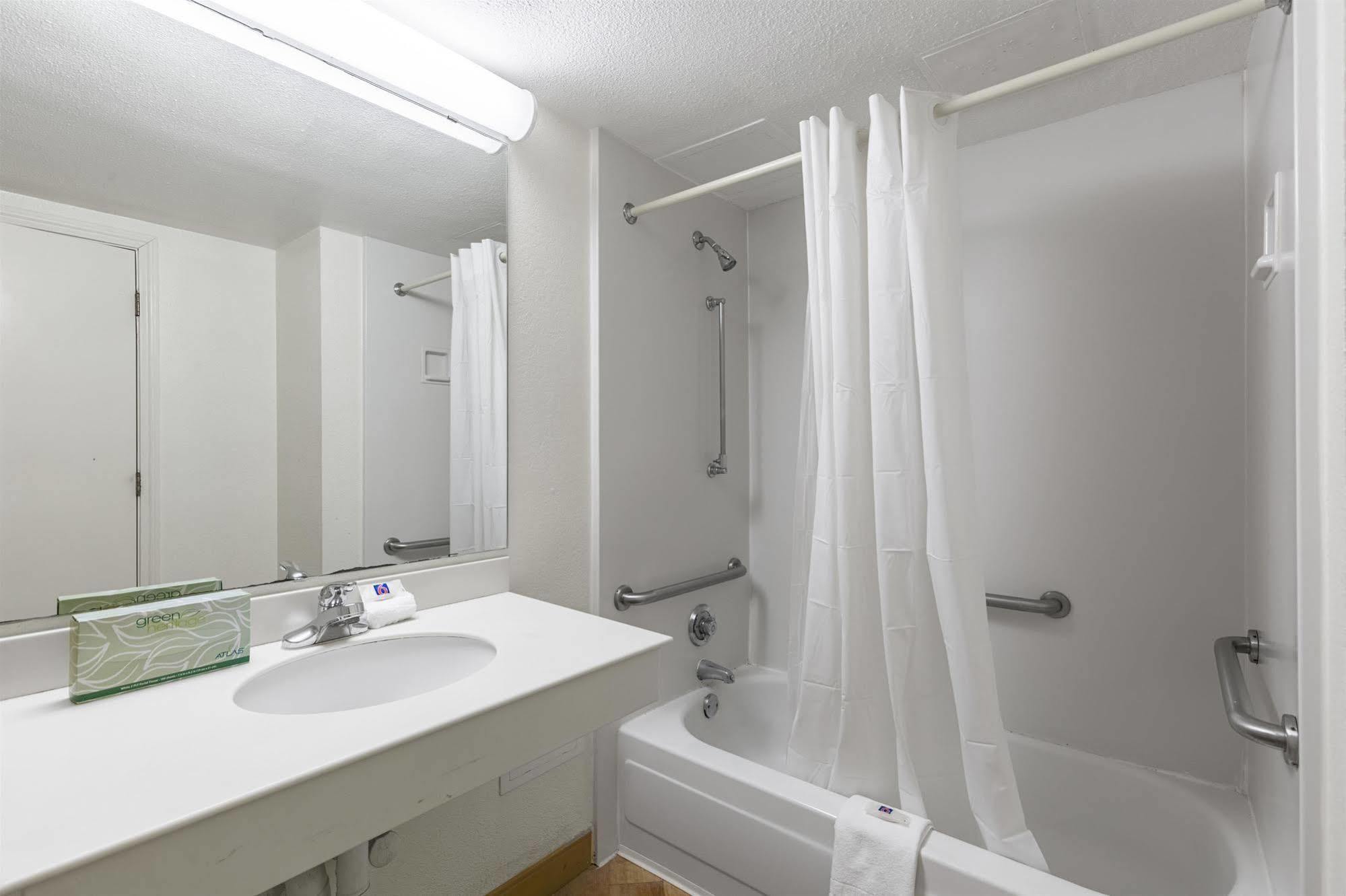Motel 6 Houston Medical Center - Reliant Park Bagian luar foto
