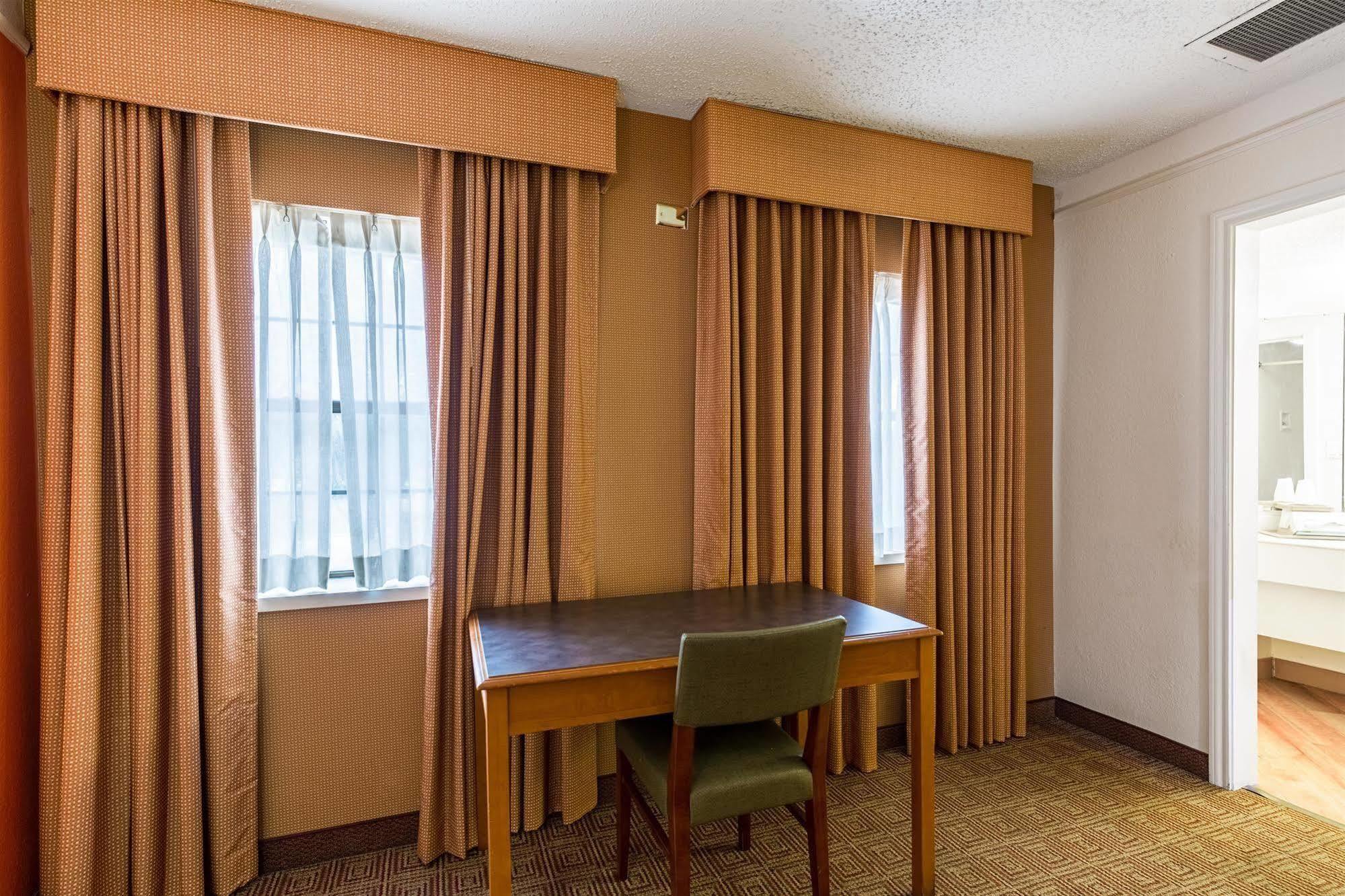 Motel 6 Houston Medical Center - Reliant Park Bagian luar foto