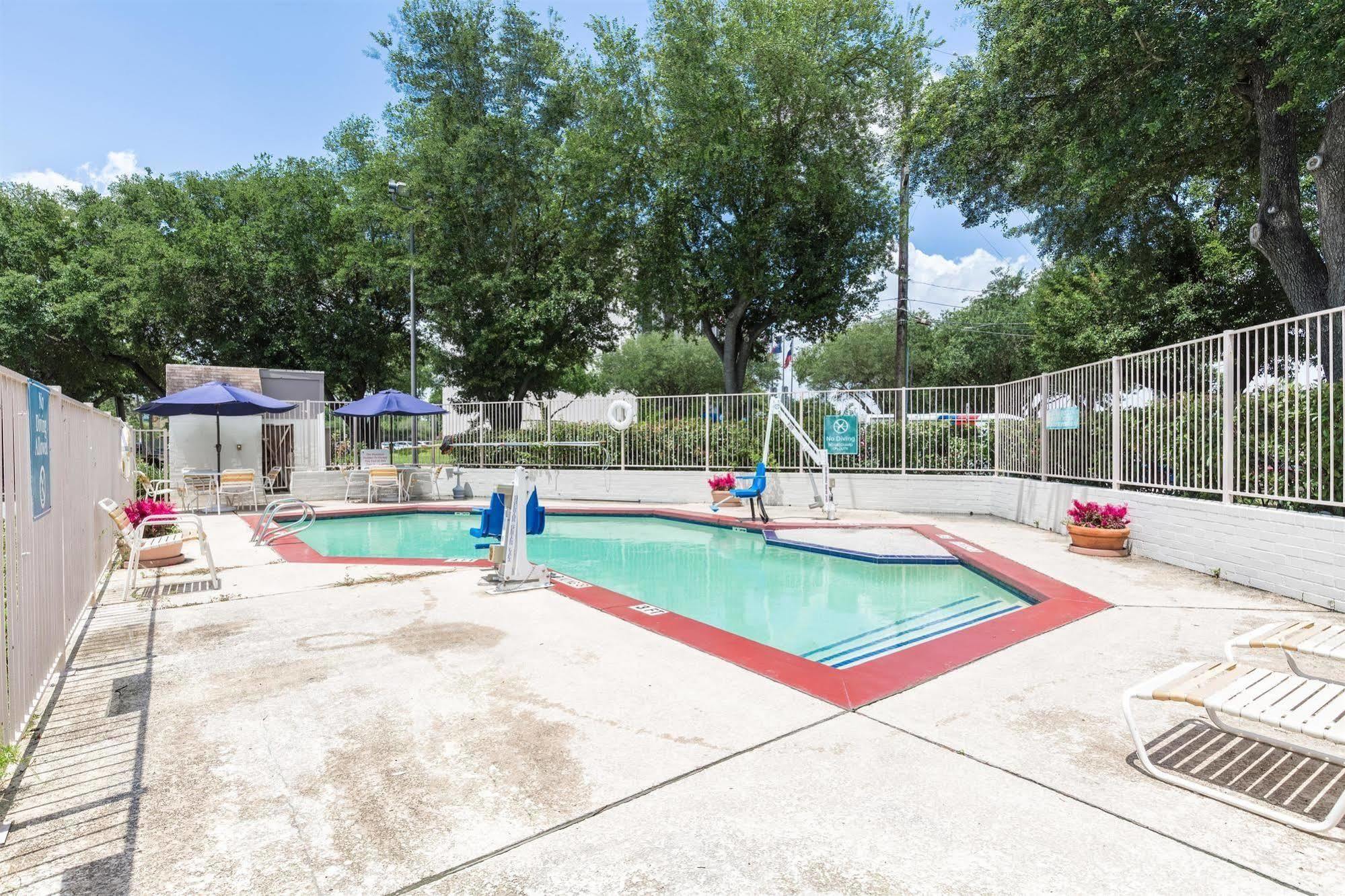 Motel 6 Houston Medical Center - Reliant Park Bagian luar foto